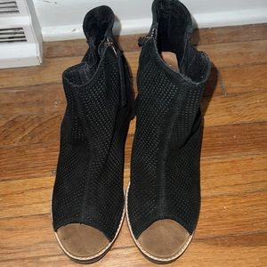 Black TOMS Bootie, zips on the inside. Like new!